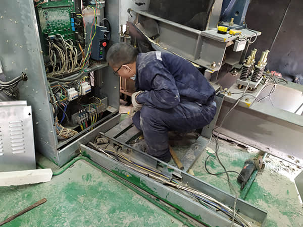 項目技術負責人現場攻尖克難